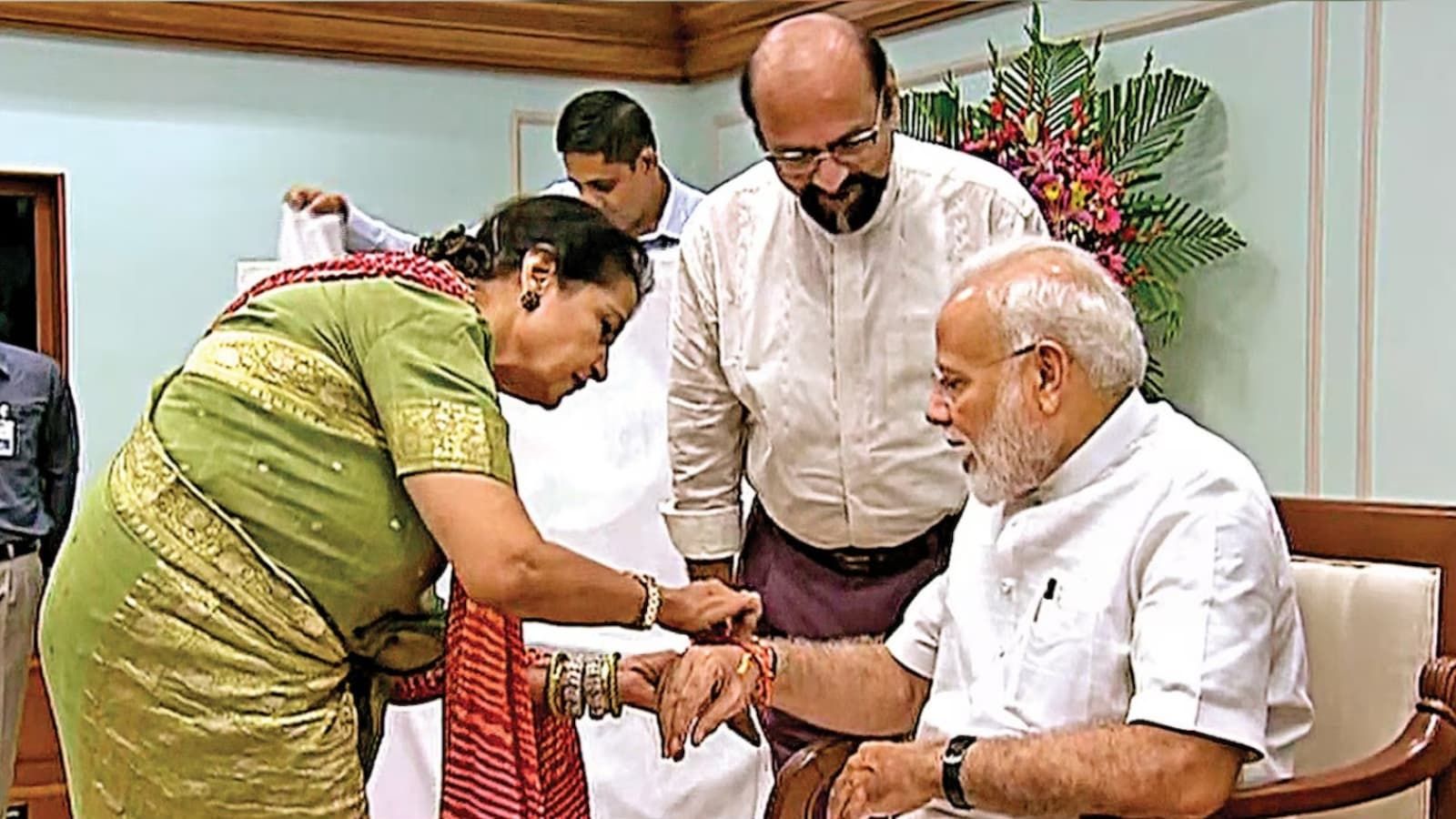 30 ఏళ్లుగా మోదీకి రాఖీ కడుతున్న ముస్లిం మహిళ.. ఆమె రెండు కోరికలూ నెరవేరాయ్..!